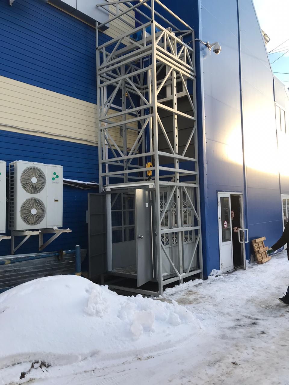 Подъемник грузовой в металлокаркасной шахте, 1000 кг, Саранск