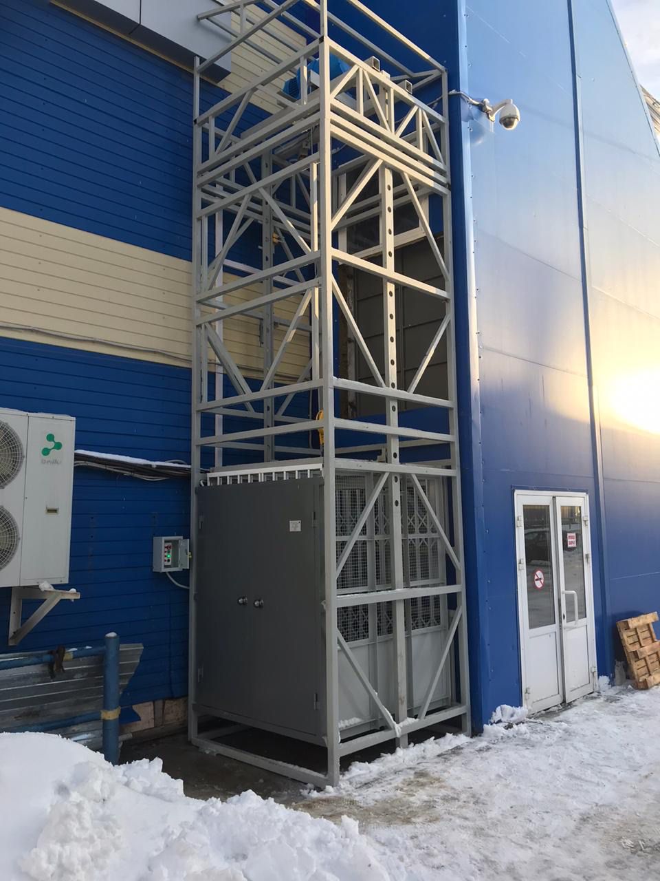 Подъемник грузовой в металлокаркасной шахте, 1000 кг, Саранск